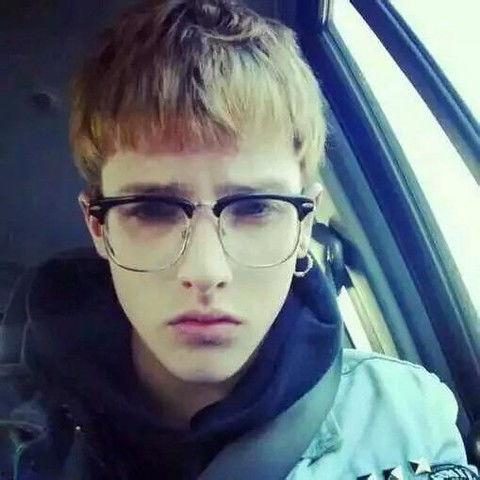 戴眼镜帅哥生活照,捕捉戴镜帅哥的日常生活瞬间